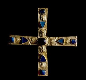 علم آثار العصور الوسطى (العصور الوسطى). الفن البربري في لومباردي: صليب جيسولفو ، في ورقة ذهبية متصدعة بأحجار شبه كريمة ، بيتري إنشسي. صنعه سيد لومباردي من القرن السابع. الارتفاع: 11 سم. إيطاليا ، Cividale del Friuli ، Musee archeol بواسطة مدرسة لومبارد