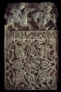 الفن الفارسي: لوحة من الجص تزين الأرابيسك وراكبان يتقاتلان. سياتل. متحف الفن بواسطة المدرسة الفارسية