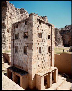 منظر لمقبرة الملوك الأخمينيين ومقابرهم ومكعب زرادشت (Ka'ba-ye Zartosht) بواسطة المدرسة الفارسية