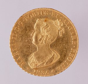 التاج الذهبي لملكة البرتغال ماريا الثانية (ماري الثانية) (1819-1853) 1835. ديم. 3،1 سم نابولي ، المتحف الأثري بواسطة المدرسة البرتغالية