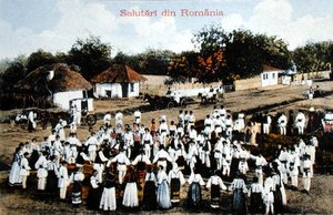 بطاقة بريدية تصور الرومانيين وهم يرقصون في قرية ، حوالي عام 1910 (ليثو ملون)