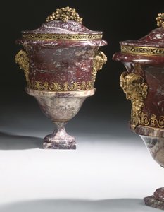 زوج من المزهريات ، حوالي عام 1790 (يشب وأورمولو) بواسطة المدرسة الروسية