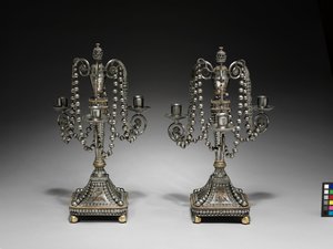 زوج شمعدان من عام 1790 إلى 1795 (فولاذ مقطوع ومصقول بزخرفة ذهبية وفضية) بواسطة المدرسة الروسية
