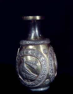 الحرف الساسانية: إبريق من الذهب والفضة مزين بثلاث ميداليات ذات ديوك منقوشة. 224-661 م. طهران ، مجموعة فروجي بواسطة المدرسة الساسانية