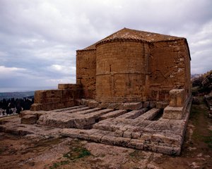منظر لكنيسة سان بياجيو التي تعود للقرون الوسطى ، والمبنية على معبد ديميترا ، 480-470 قبل الميلاد بواسطة مدرسة صقلية