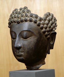رأس بوذا ينظر إلى أسفل ، Lan Na Culture (برونزي) بواسطة المدرسة التايلاندية