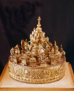 ماندالا Tibetain: قطعة نادرة من البرونز الذهبي scultpé. الماندالا هي منظر للكون الإلهي ، وفي وسطه جبل ميرو ، وهو جبل يعلوه قصر الإله الأعلى إندرا وتحيط به أربع قارات - متحف غيميه ، باريس بواسطة مدرسة التبت