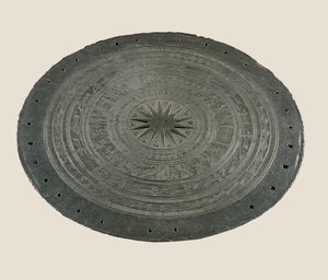 تفاصيل أعلى طبلة دونغ سون ، القرنين الثاني والأول قبل الميلاد (برونزي) بواسطة مدرسة فيتنامية