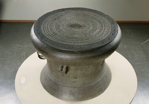 طبل ، أسلوب دونغ سون ، القرن الثاني إلى الأول قبل الميلاد (برونزي) (انظر أيضًا 232894) بواسطة مدرسة فيتنامية