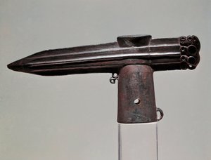 Art Scythian (حضارة محشوش أو سكيثيا): فأس برونزي من منطقة كراسنويارك (سيبيريا وألتاي). القرن السابع - الثاني قبل الميلاد. سانت بطرسبرغ ، متحف الارميتاج بواسطة السيثيان