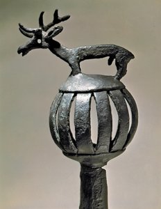 Art Scythian (حضارة محشوش أو سكيثيا): زخرفة دبابة برونزية تعلوها صورة غزال. كائن من القرن السابع إلى السادس قبل الميلاد. سانت بطرسبرغ ، متحف الارميتاج بواسطة السيثيان