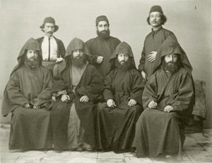 مجموعة من 4 كهنة أرمن و 3 آخرين في ساحة فندق البحر الأبيض المتوسط ، القدس ، 1867