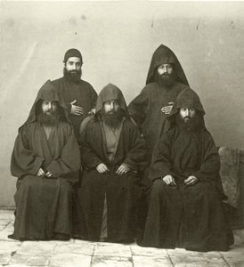 مجموعة من 5 كهنة أرمن في باحة فندق البحر الأبيض المتوسط ، القدس ، 1867