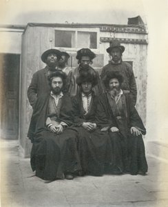 مجموعة من 7 يهود بولنديين في فناء فندق البحر الأبيض المتوسط ، القدس ، 1867