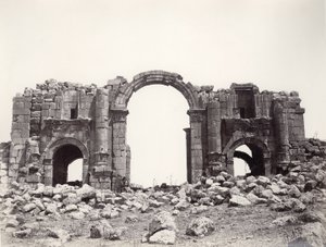 قوس هادريان عند مدخل جرش