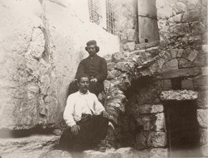 رجلان يجلسان بجوار عتبة بوابة باركلي في الحائط الغربي لجبل الهيكل ، القدس ، 1866