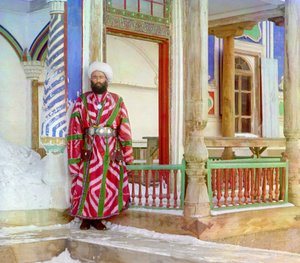 وزير بإمارة بخارى بالزي الرسمي ، ج. 1910 (صورة)