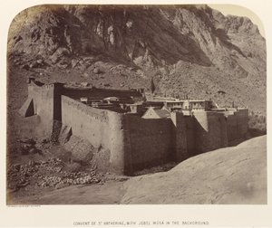 دير القديسة كاترين مع جبل موسى في الخلفية بواسطة الرقيب جيمس م. ماكدونالد