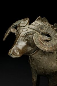 إناء نبيذ طقسي على شكل كبش ، غونغ (برونزي) بواسطة اسرة شانغ الصينية