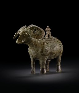 إناء نبيذ طقسي على شكل كبش ، غونغ (برونزي) بواسطة اسرة شانغ الصينية