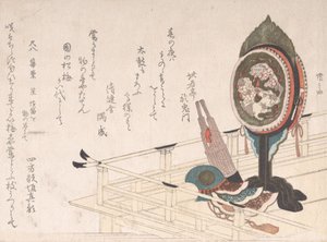 طبلة مع حامل ، و Sho A Mouth Organ و خوذة على خشبة المسرح لرقصة Bugaku.