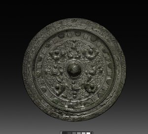 مرآة مع Xiwangmu ، c.317-400 (برونزي) بواسطة مدرسة السلالات الصينية الستة