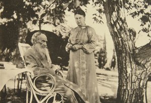 المؤلف الروسي ليو تولستوي وزوجته صوفيا على البحر الأسود ، القرم ، روسيا ، 1902