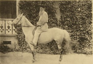 المؤلف الروسي ليو تولستوي على ظهور الخيل ، موسكو ، روسيا ، 1890 بواسطة صوفيا أندرييفنا تولستايا