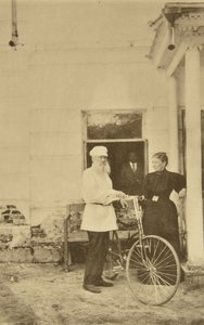 الكاتب الروسي ليو تولستوي مع دراجة ، روسيا ، 1890