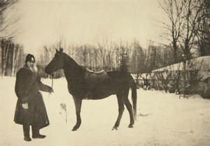 المؤلف الروسي ليو تولستوي مع حصان ، ياسنايا بوليانا ، بالقرب من تولا ، روسيا ، 1905.