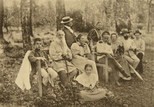الكاتبة الروسية ليو تولستوي مع ضيوفها ، ياسنايا بوليانا ، بالقرب من تولا ، روسيا ، 1895.