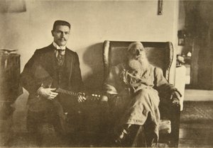 المؤلف الروسي ليو تولستوي مع لاعب بالالايكا بوريس ترويانوفسكي ، روسيا ، 1909 بواسطة صوفيا أندرييفنا تولستايا