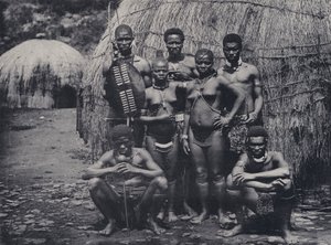 The Native at Home (صورة b / w) بواسطة مصور جنوب أفريقي