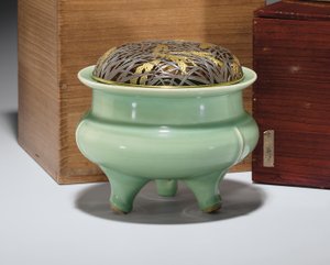 مبخرة كبيرة من نوع Longquan celadon مع غطاء معدني مذهب بطرود يابانية (سيراميك) (انظر أيضًا 349496) بواسطة مدرسة اسرة سونغ الجنوبية الصينية
