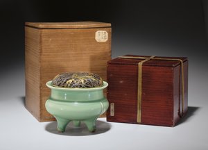 مبخرة كبيرة من نوع Longquan Celadon مع غطاء معدني مذهب بطرود يابانية (سيراميك) (انظر أيضًا 349486) بواسطة مدرسة اسرة سونغ الجنوبية الصينية
