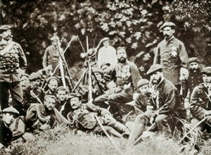 الحرب الكارلية الثالثة (1872-1876): المطالب بعرش إسبانيا شارل دي بوربون (1848-1909) (كارلوس ماريا دي بوربون إي أوستريا إستي أو تشارلز السابع) ، دوق مدريد ، محاطًا بالمدافعين عنه. الصورة حوالي 1872-1876 بواسطة المصور الإسباني