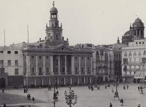 قادس: بلازا دي إيزابيل الثاني (صورة b / w) بواسطة المصور الإسباني