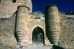 بوابة في سور المدينة بواسطة المدرسة الاسبانية