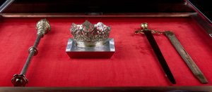 التاج والصولجان والسيف التابع لإيزابيلا قشتالة (1451-1504) بواسطة المدرسة الاسبانية