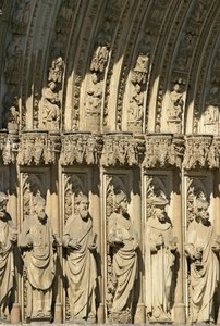 التفاصيل من بوابة الغفران (Puerta del Perdon) البوابة المركزية للواجهة الغربية لكاتدرائية توليدو ، بدأت عام 1418 بواسطة المدرسة الاسبانية