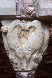 Detail of an arcade capital with sculpture of two birds (photo) بواسطة المدرسة الاسبانية