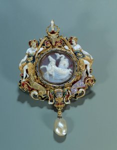 المجوهرات: قلادة المينا على جولة من الذهب مع نقش. 1550-1575. خافت. 0،12 × 0،72 م. باريس ، متحف اللوفر بواسطة المدرسة الاسبانية