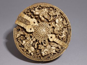غطاء حاوية مزينة بأربعة صيادين وحيوانات ، العصر الأموي ، 998-999 م (انظر أيضًا 117778) بواسطة المدرسة الاسبانية