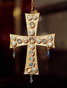 قلادة متداخلة من التاج النذري لملك قوطي ، من كنز غوارزار (الذهب والأحجار الكريمة) بواسطة المدرسة الاسبانية