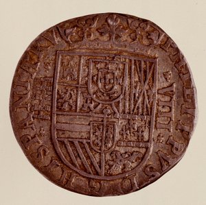 عملة فضية (8 ريالات) من إسبانيا: عهد فيليب (فيليبو أو فيليب) الثاني (1556-1598). 1589 ديم. 3،5 سم نابولي ، المتحف الأثري بواسطة المدرسة الاسبانية