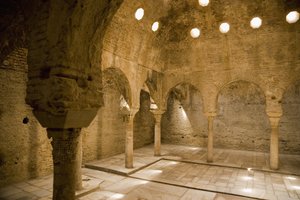 Steam Room in the Arab Baths, Granada (photo) بواسطة المدرسة الاسبانية