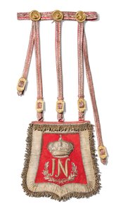Sabretache لجوزيف نابليون بونابرت ، ملك إسبانيا ، قبل عام 1813 (جلد أحمر مغربي مع تطريز ذهبي وحوامل نحاسية مذهب) بواسطة المدرسة الاسبانية