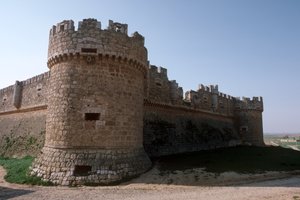 الجدار المحيط وأبراج الزاوية بواسطة المدرسة الاسبانية