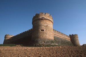 ثلاثة أبراج ركنية وجدران محيطية من الأسفل بواسطة المدرسة الاسبانية