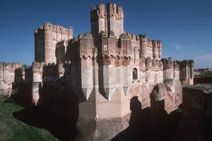 منظر للقلعة ، بني عام 1453 بواسطة المدرسة الاسبانية